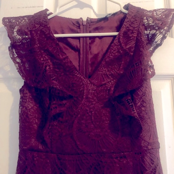 “Stunning Burgundy Prom Dress – Effortless Elegance” - Picture 4 of 7